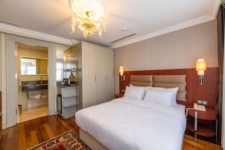 Room 27 of 102