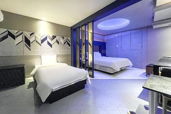 Room 4 of 15