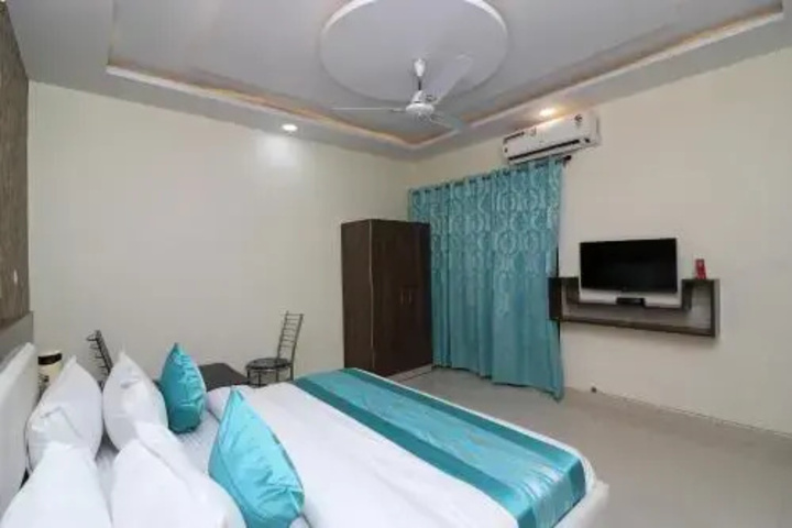 Room 7 of 12