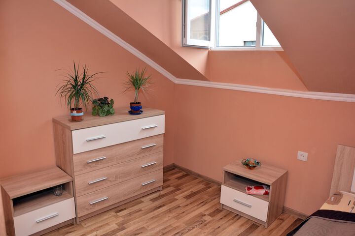 Room 10 of 18