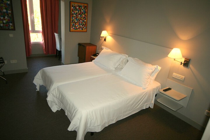 Room 2 of 32