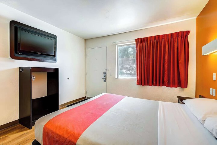 Room 8 of 23
