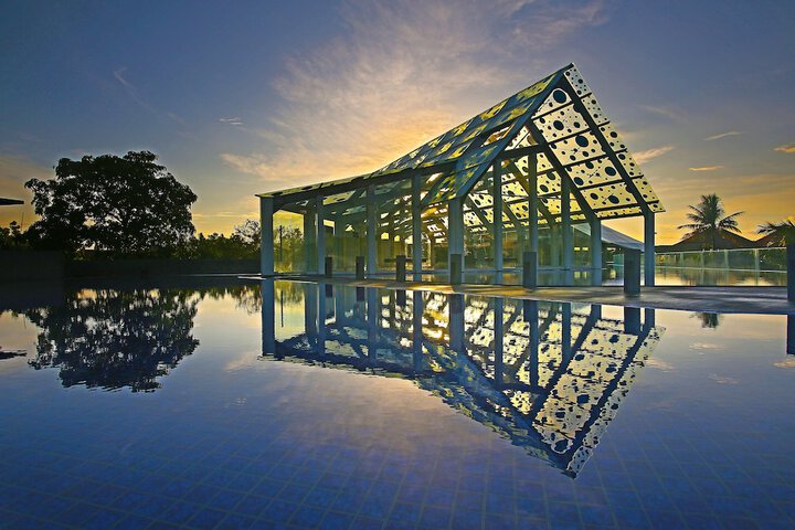Hotel with Pool