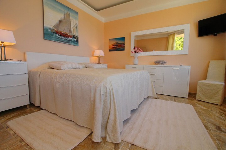 Room 43 of 111