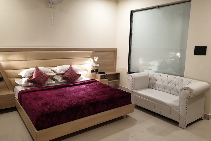 Room 4 of 122