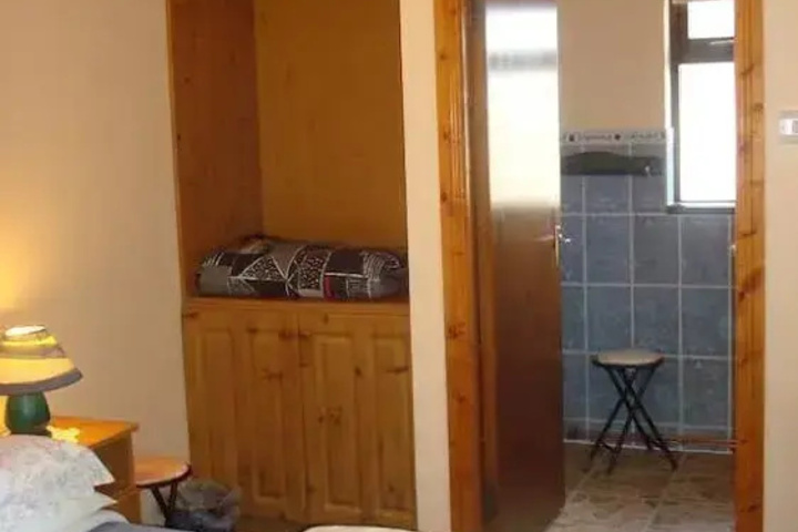Room 5 of 10