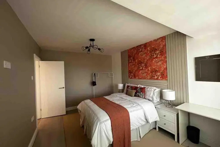 Room 4 of 12