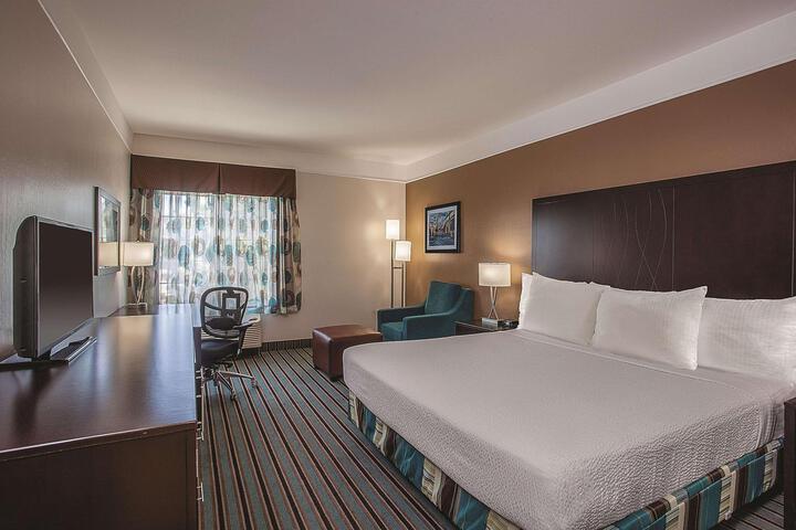 1 King Bed (5 of 9)