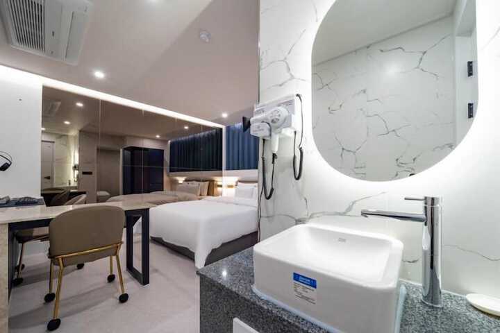 Room 18 of 109