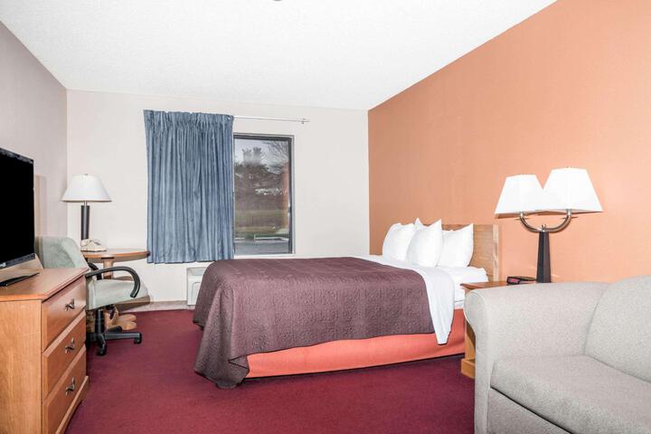1 Queen Bed (7 of 17)