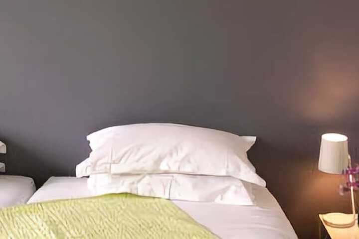 Room 10 of 80