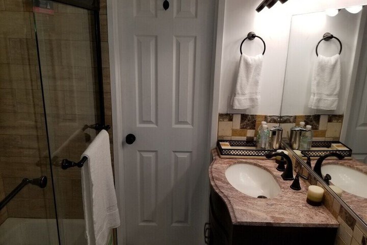 Room 5 of 8