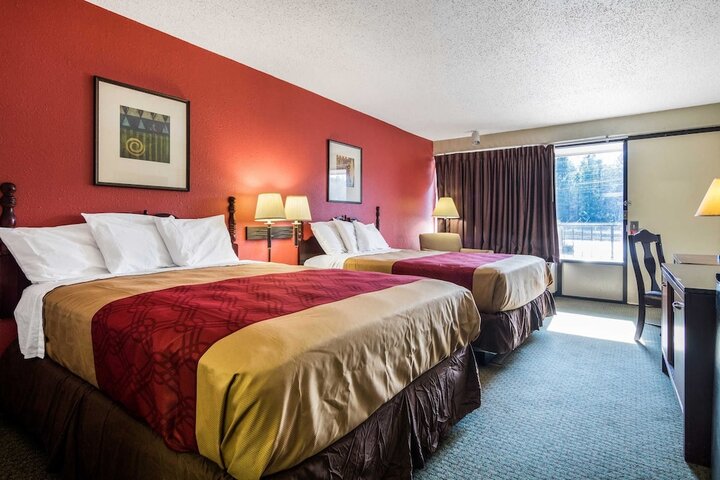 2 Queen Beds (3 of 6)