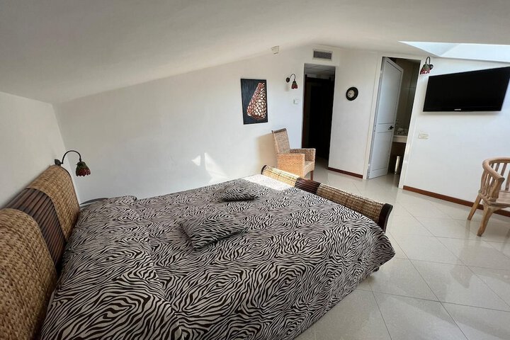 Room 10 of 27
