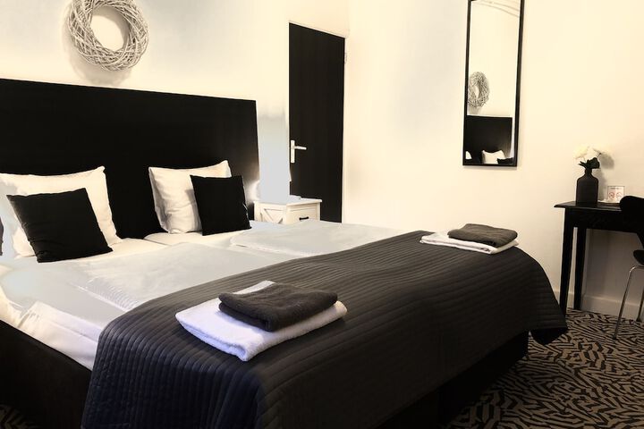 Room 1 of 8