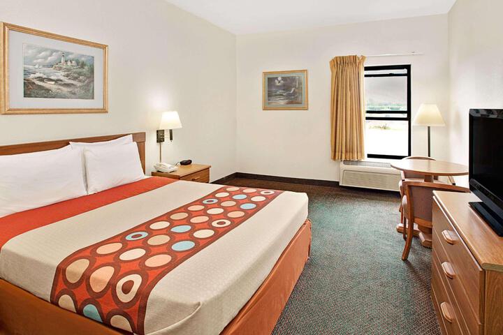 1 Queen Bed (12 of 12)