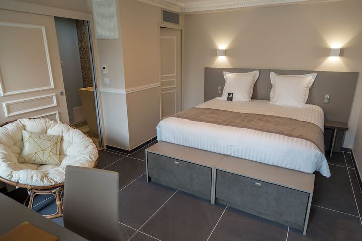 Room 6 of 28