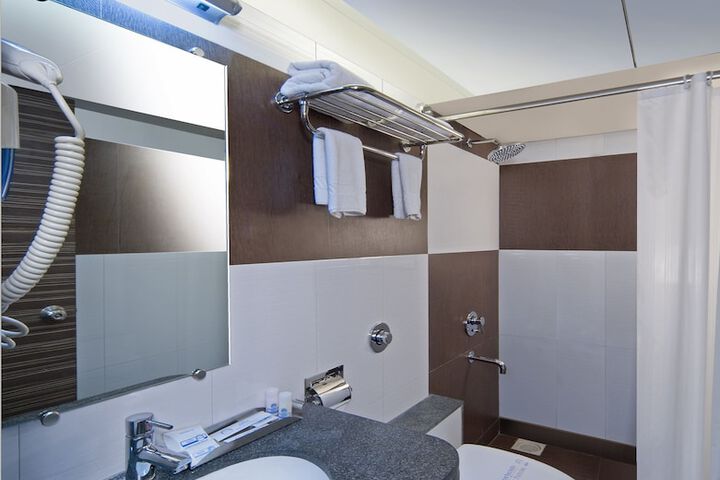 Room 8 of 15