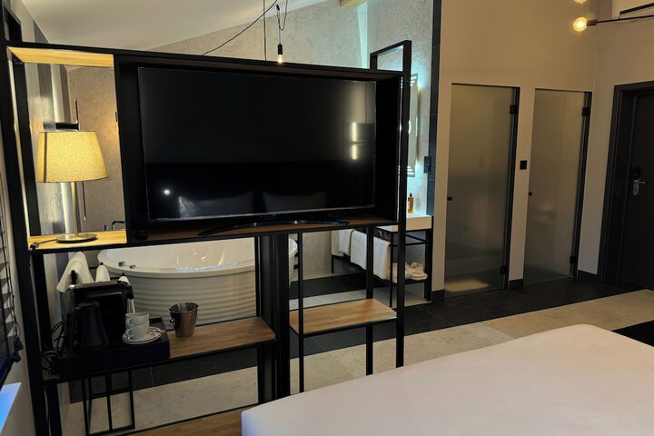 Room 15 of 37