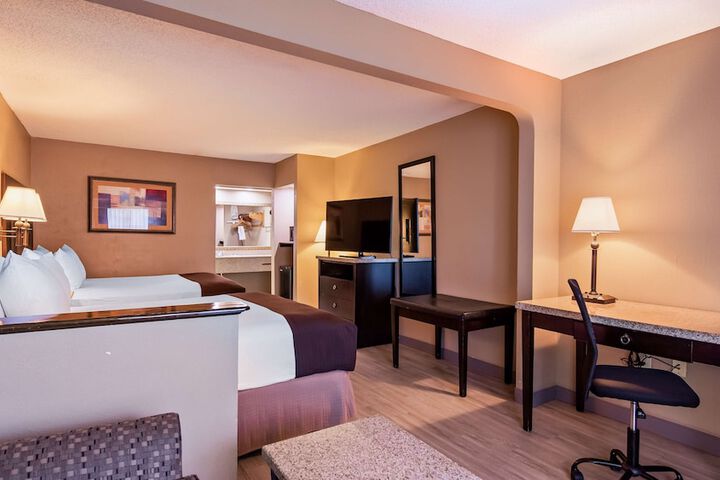 2 Queen Beds Sofa For Sitting Microwave and Refrigerator Oversized Room Desk Continental Breakfast (4 of 6)