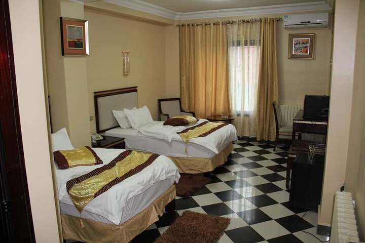 Room 4 of 18