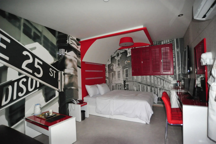 Room 2 of 10