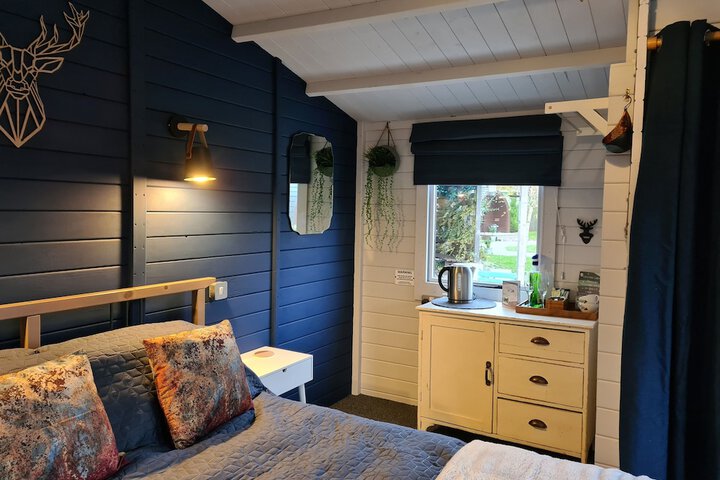 The Little Hide - Adult Only Camping Pods Image 7