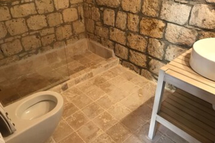 Room 5 of 82