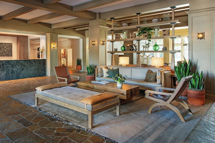 Lobby lounge