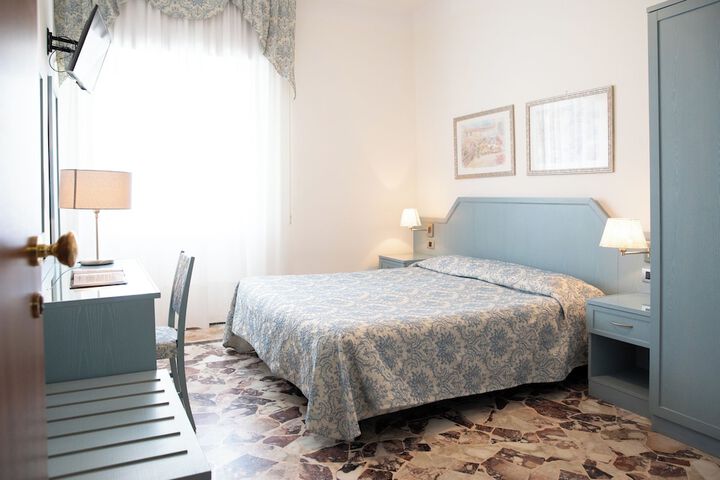 Room 32 of 69