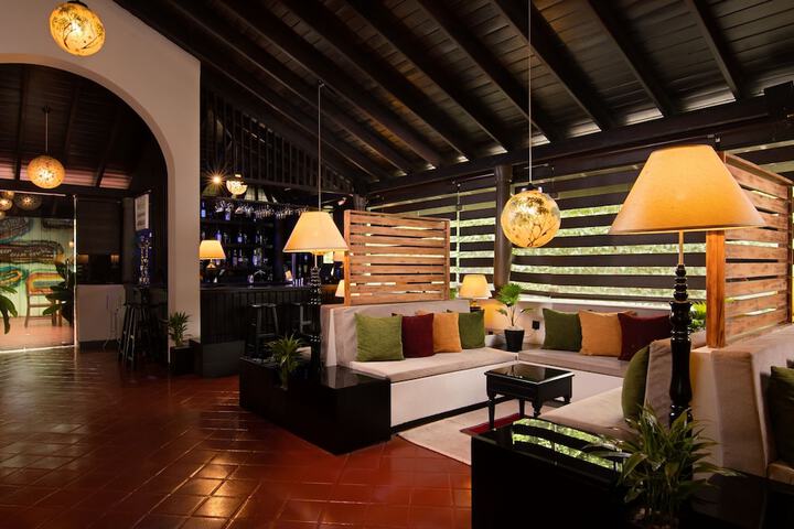 Lounge 32 of 49