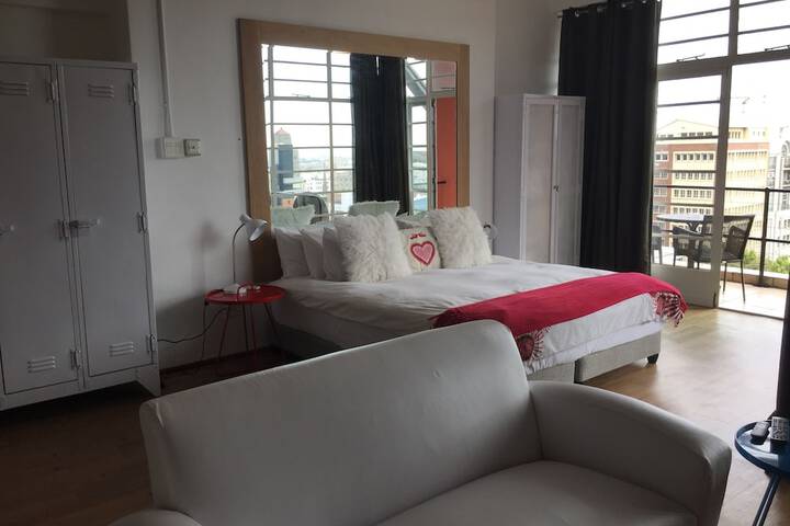 Room 7 of 9