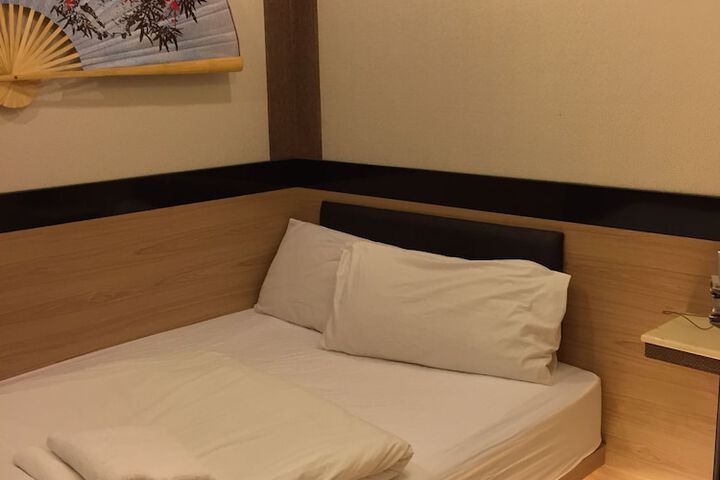 Room 18 of 106