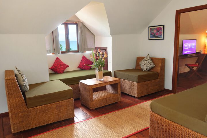 Lounge 38 of 56