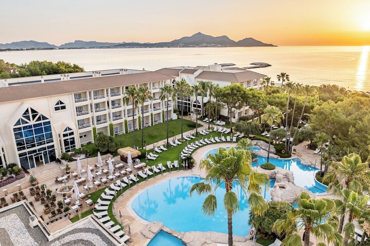 Hotel with Pool