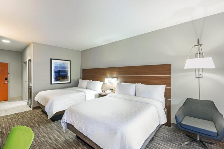 2 Queen Beds (13 of 15)