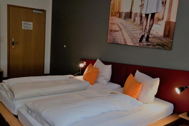 Room 16 of 38