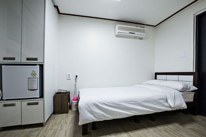 Room 12 of 42