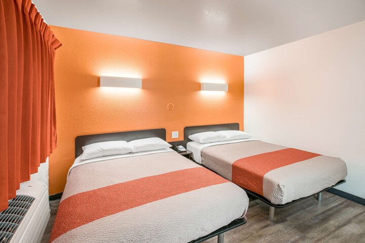 2 Double Beds (9 of 9)