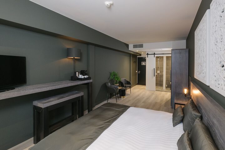 Room 4 of 20