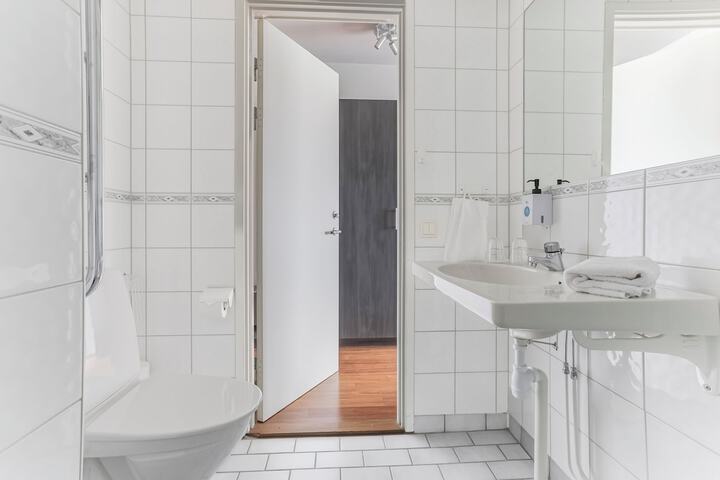 Room 45 of 100