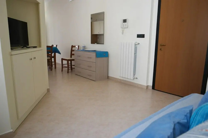 Room 4 of 10