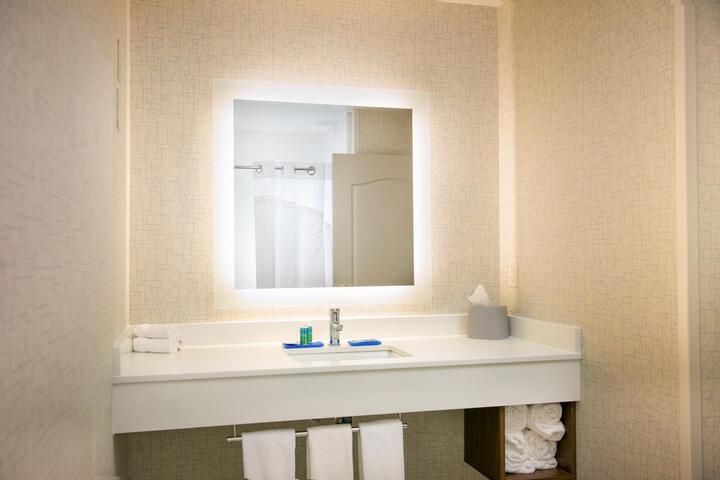 Standard Room, King or Two Doubles (5 of 7)