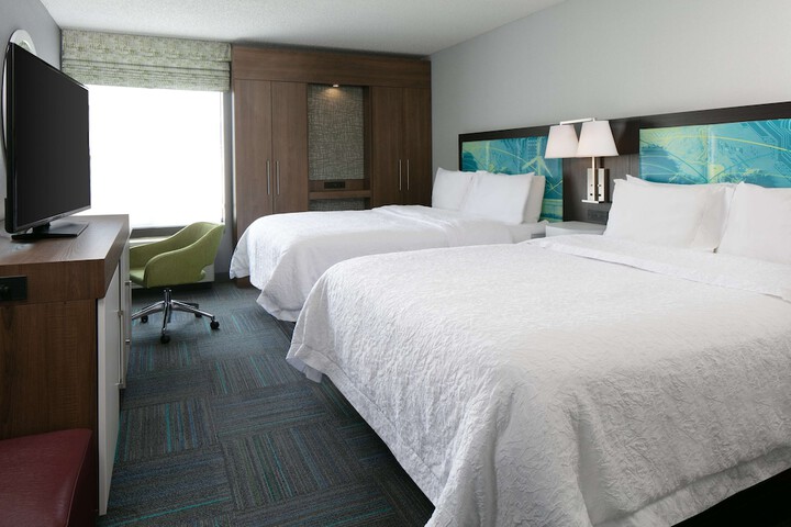 2 Queen Beds (2 of 4)
