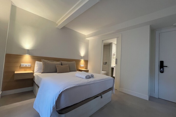 Room 8 of 16