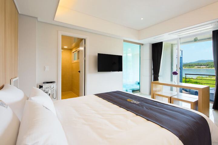 Room 7 of 75