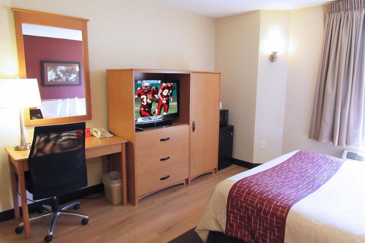 Deluxe Queen Bed (2 of 14)