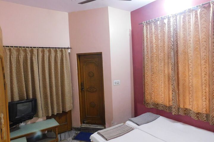 Room 12 of 25
