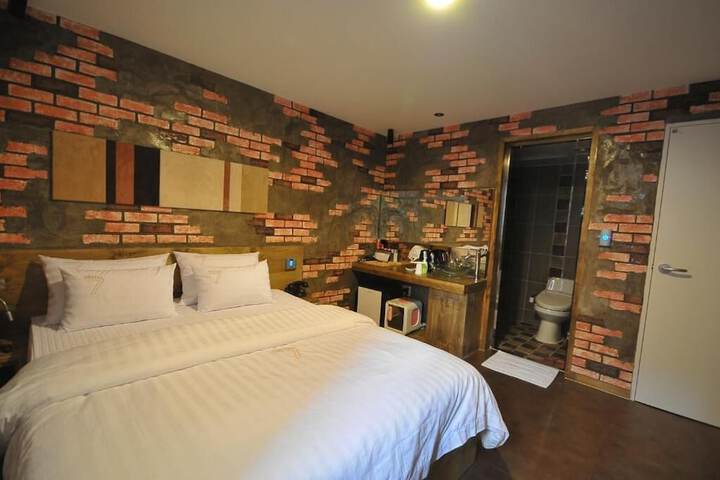 Room 14 of 32
