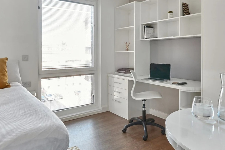 Room 5 of 8